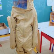 La venue de l’apiculteur en classe de CM1-CM2 : une journée bourdonnante d’apprentissages !